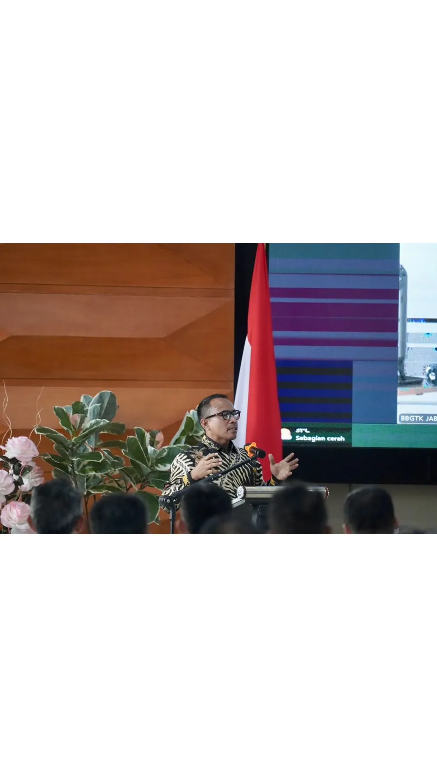 Kadisdik berbicara kepada kepala sekolah dalam acara resmi